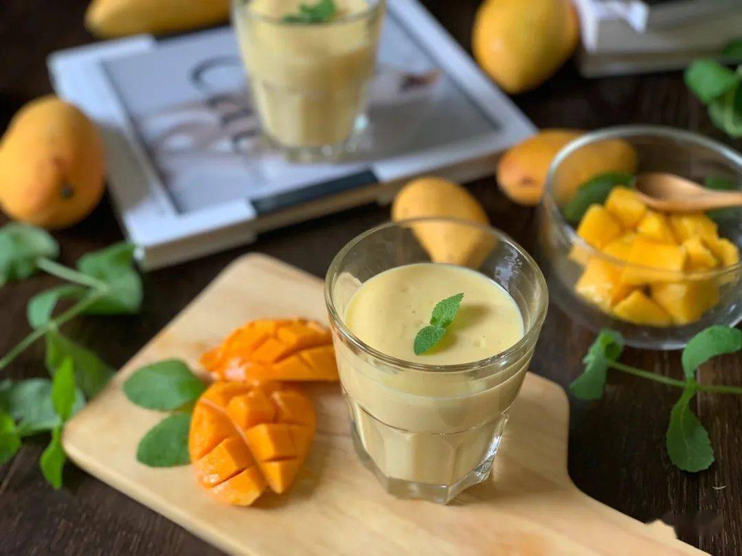 孩子们夏季喝不够的饮品芒果奶昔