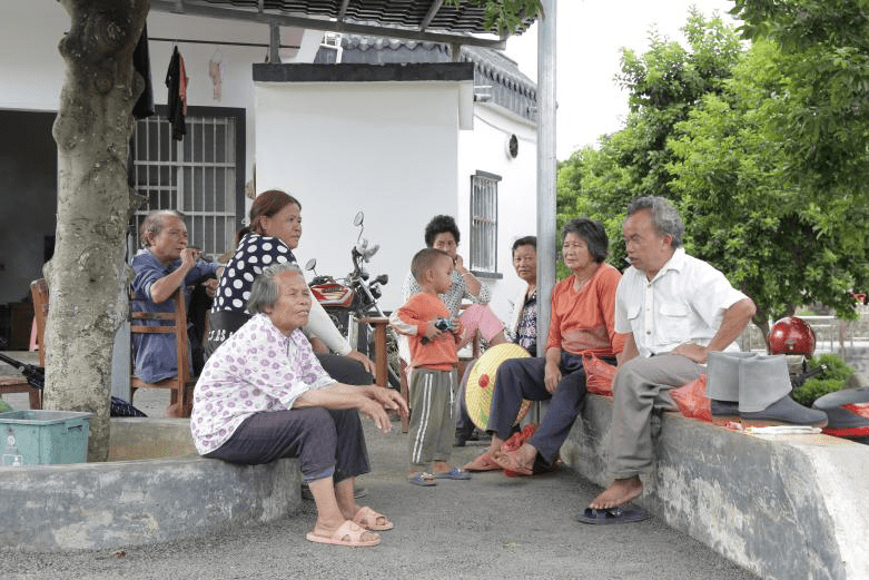 大莨镇水圳头村村民在屋外乘凉 林添杰/摄