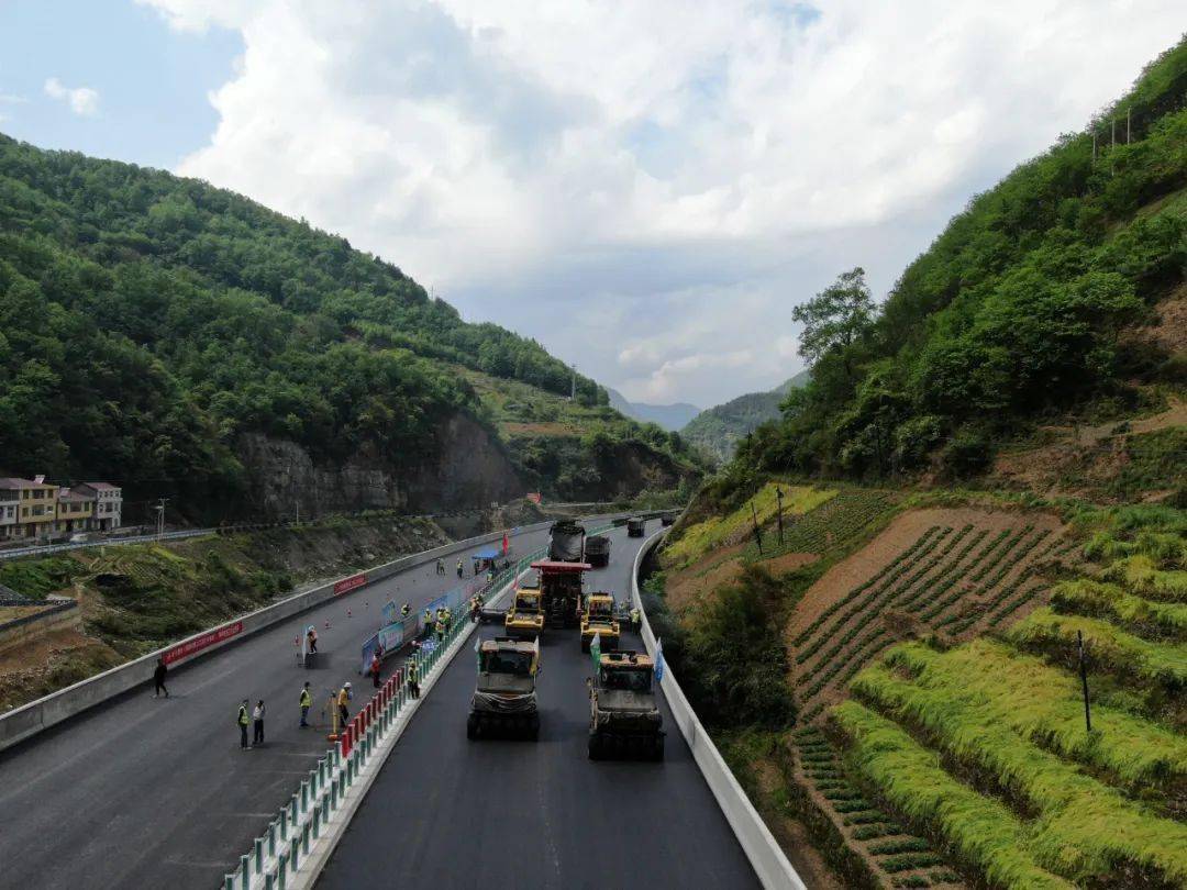 平镇高速公路lm-2合同段沥青上面层半幅顺利贯通