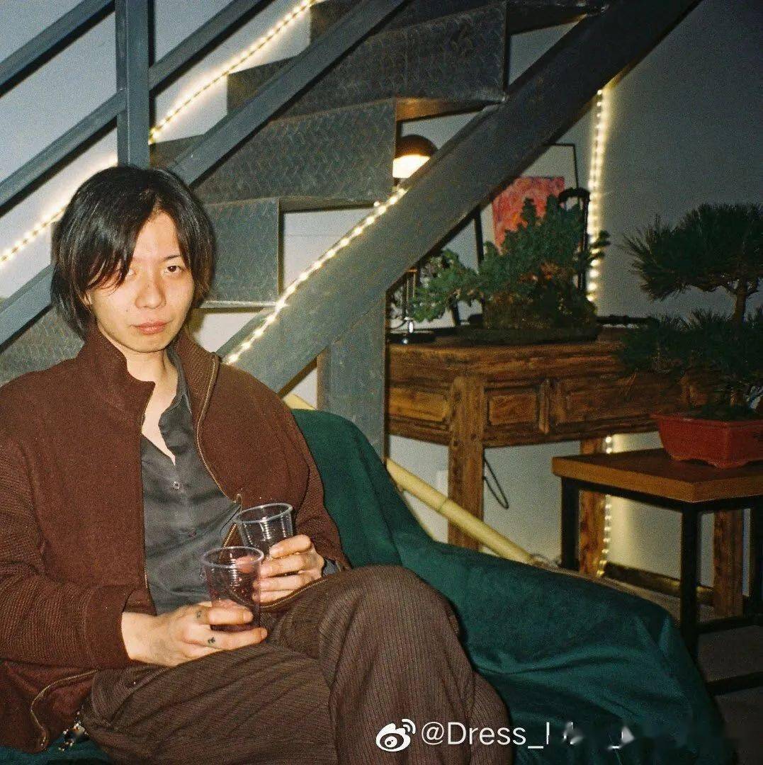 邴晓海短裤里的诗歌乐队主唱/贝斯手魔术师不能泄露手法.