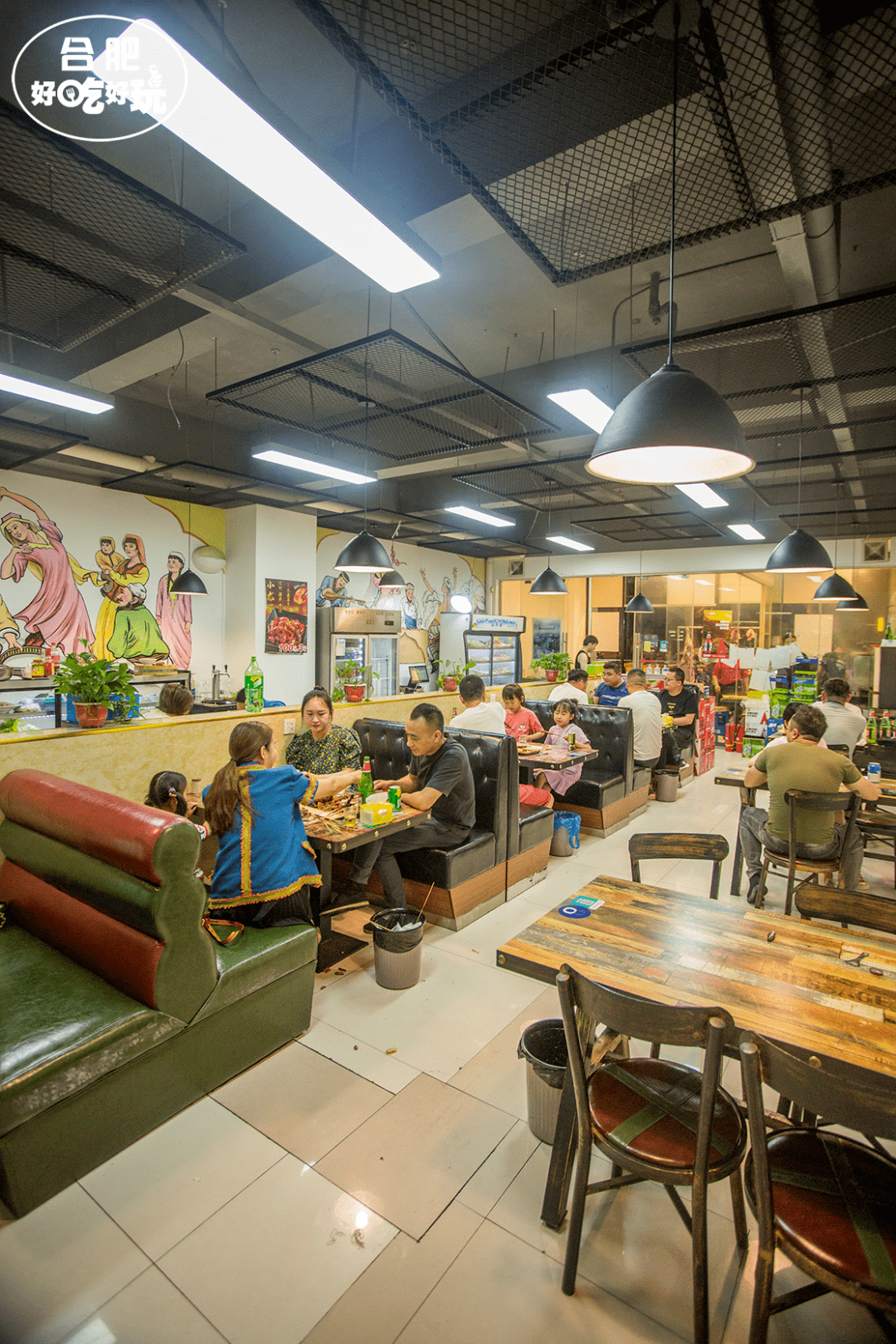 烤肉|来晚只能坐门口吃！这家要靠抢才能吃到的新疆烤肉