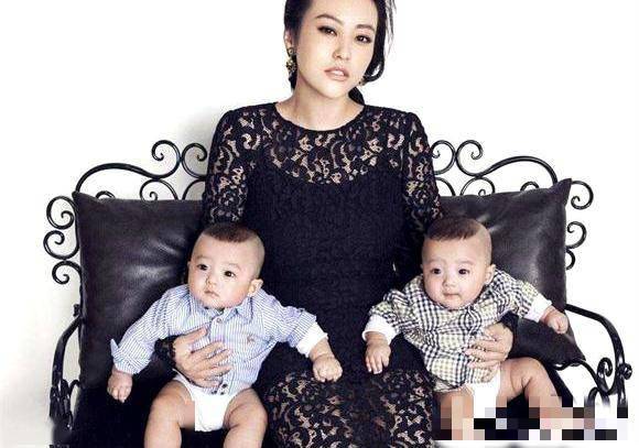 双胞胎|双胞胎女儿越长越不像，身高差明显杨威晒三子女在豪宅玩耍照