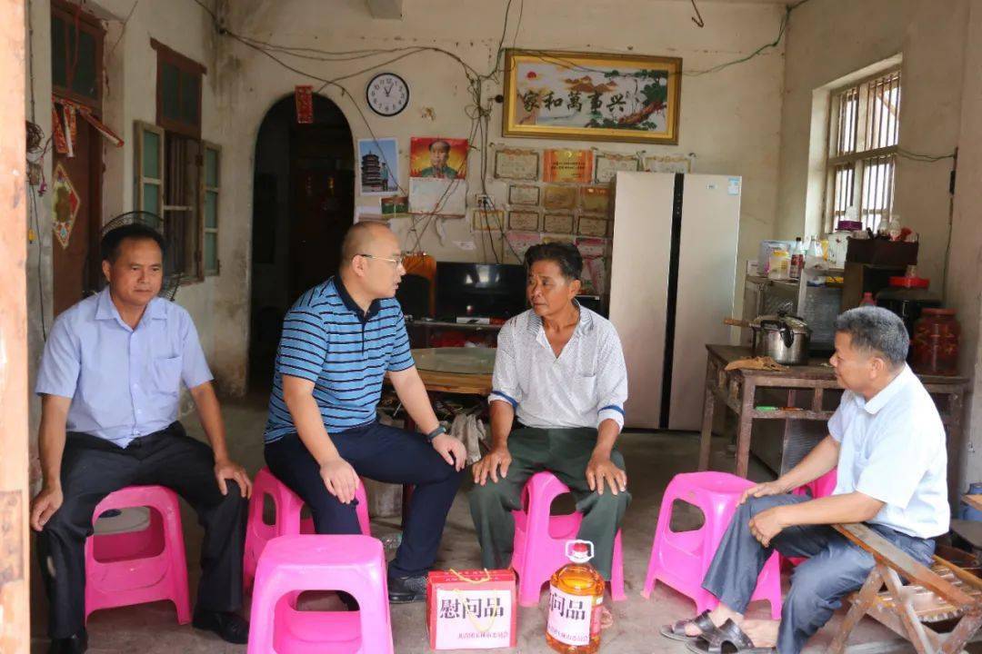 近日,共青团玉林市委员会书记高巍为博白县宁潭镇西岭村基层党员群众