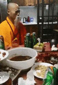 搞笑GIF:哥们为求女友原谅,街头手捧鲜花跪搓衣板