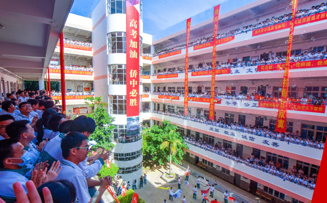 记者在现场看到,海南华侨中学高中部北楼悬挂各式签满学生名字的加油