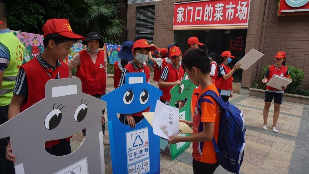 民参与到垃圾分类活动中,大家积极响应学习垃圾