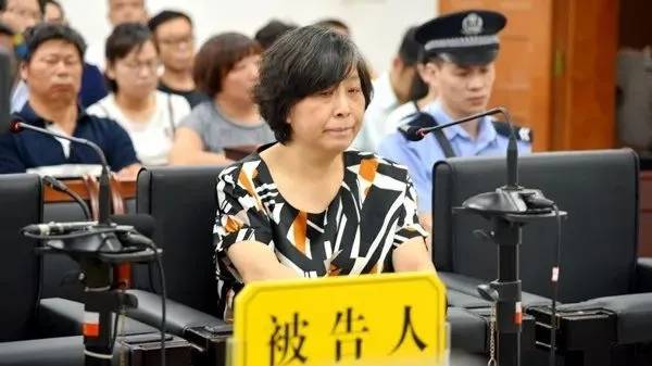 放任|远近闻名的“狮子型”女干部，放任配偶宠溺儿子获刑5年