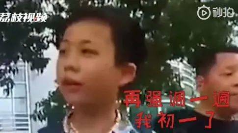 小朋友|女子不戴头盔还和交警抬杠，这时来了一位“佛系”中学生…