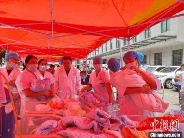 赫章县|他们一人抱一个孩子与地震“赛跑”