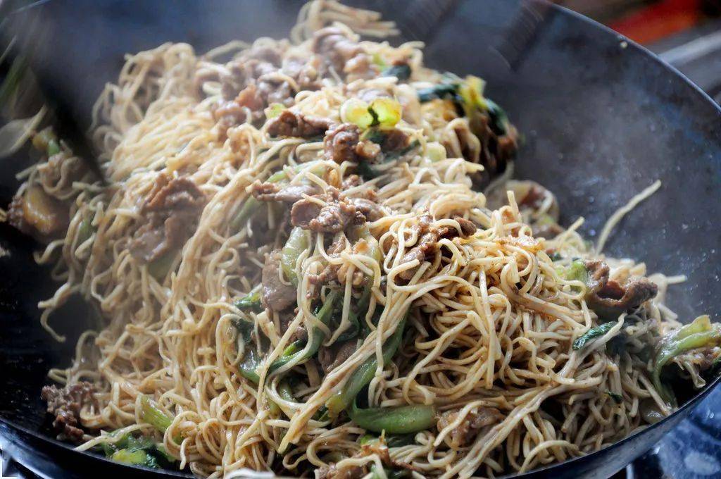 河南人做面真有一手，不煮不炒也不燜，根根勁道不成坨 熱愛美食 第25张