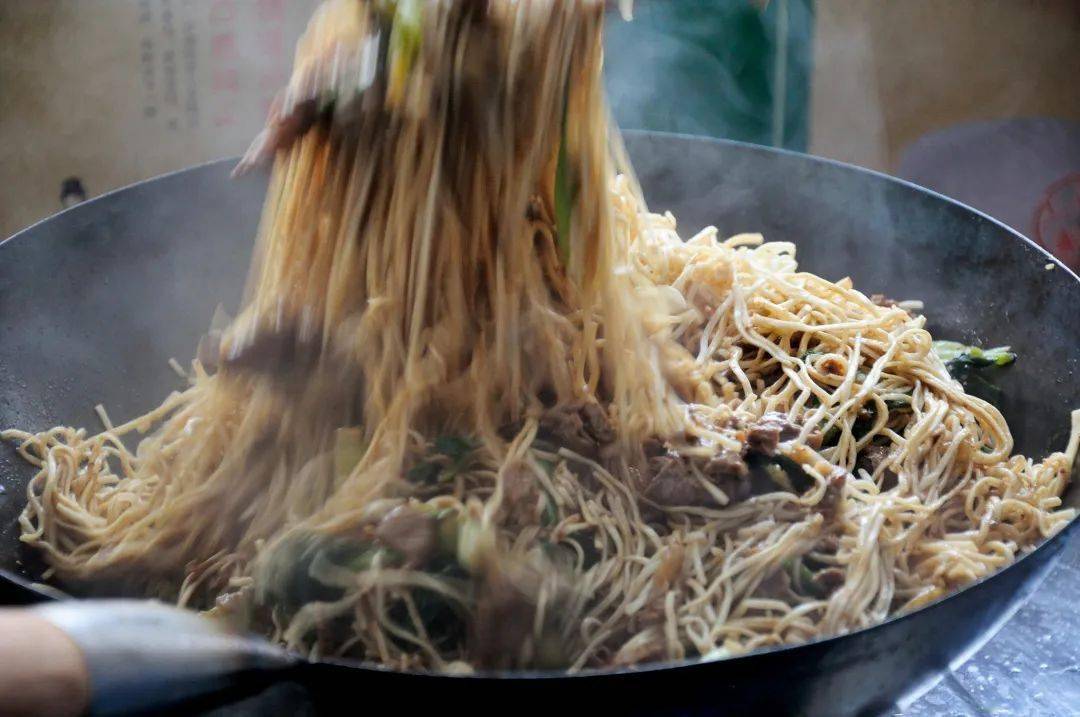河南人做面真有一手，不煮不炒也不燜，根根勁道不成坨 熱愛美食 第24张