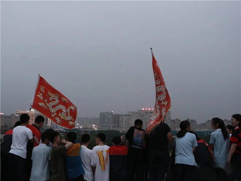 高三|永远难忘…海宁3所学校晚上出现震撼一幕…