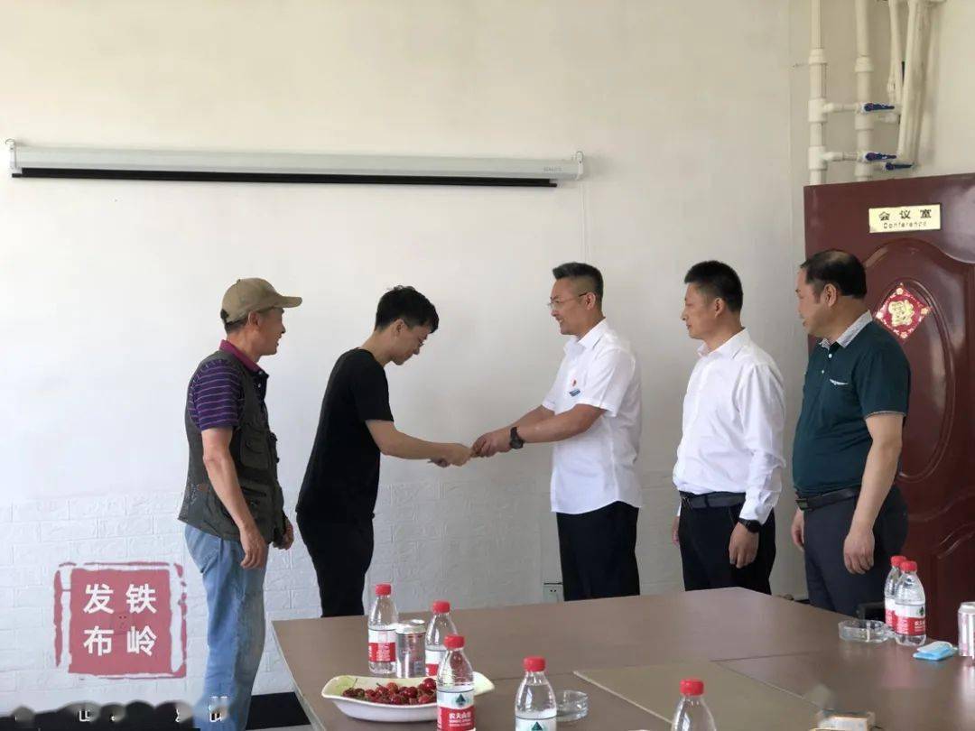 市档案和党史文献中心主任王洪庆为铁岭灵飞重型机器有限公司解决办证