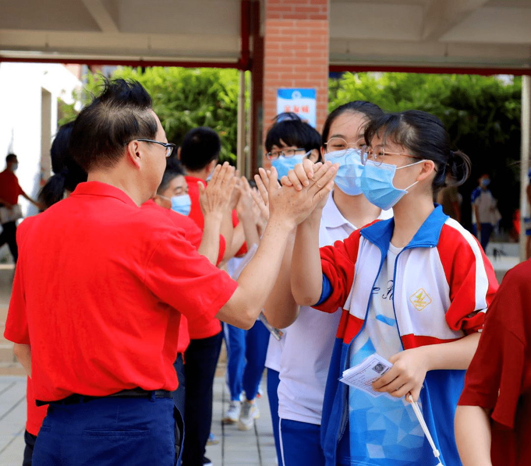 教师为考生击掌打气.图源 肇庆高新发布 用心用情做好高考保障工作