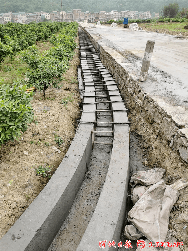 标准化灌溉水渠项目建设现场.