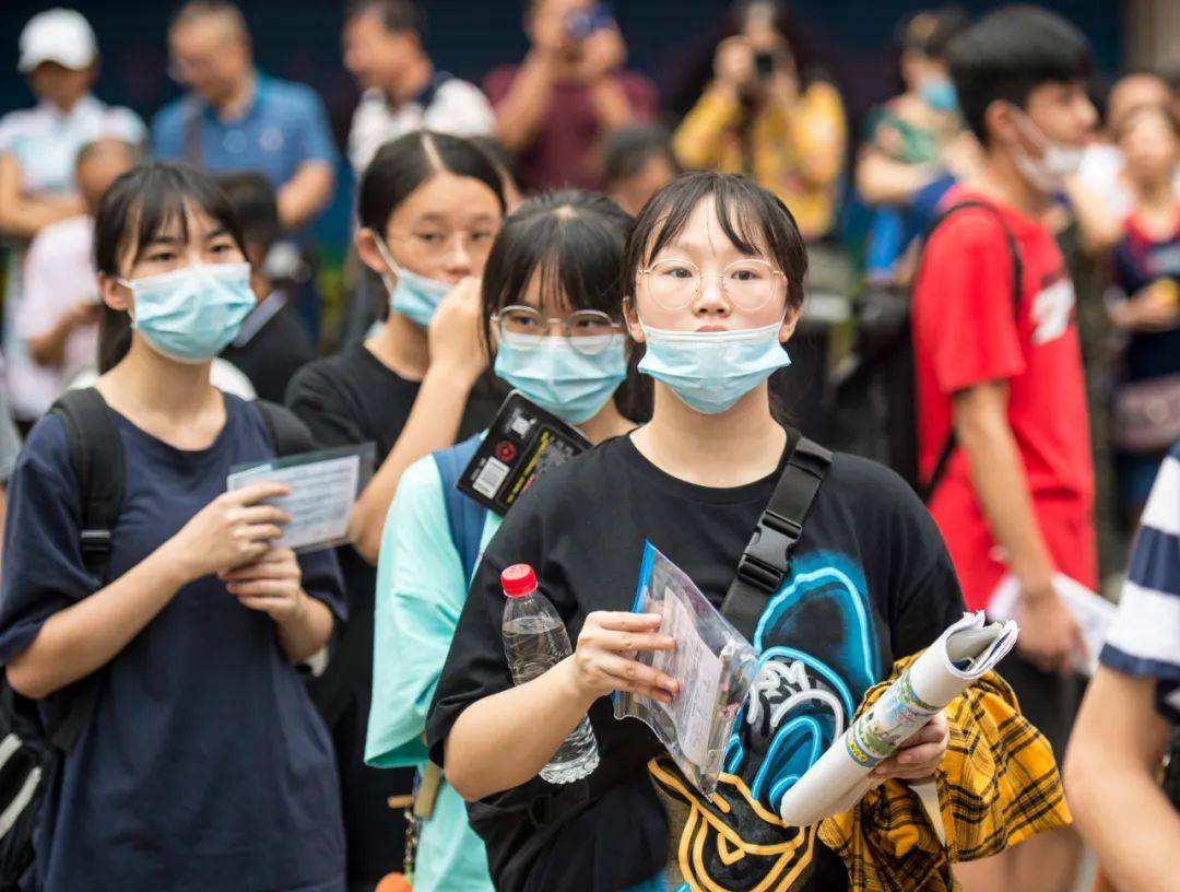 高考|多图直击桂林高考现场!这一幕幕让人动容…