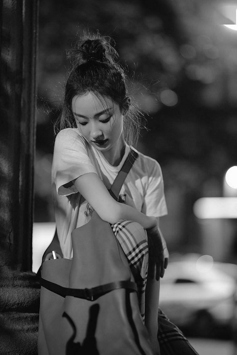 大片■孙佳雨夏夜街拍大片曝光 慵懒随性风格多变,