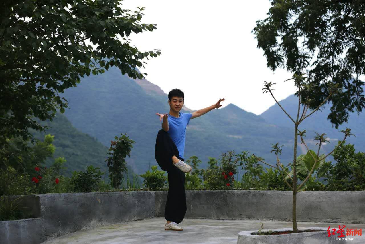 小伙|危急！轮滑教练夏夜突然晕倒 90后医务人员跪肿双膝施救