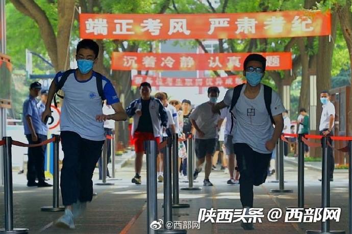 考场|高考结束考生飞奔出考场迎接美好未来