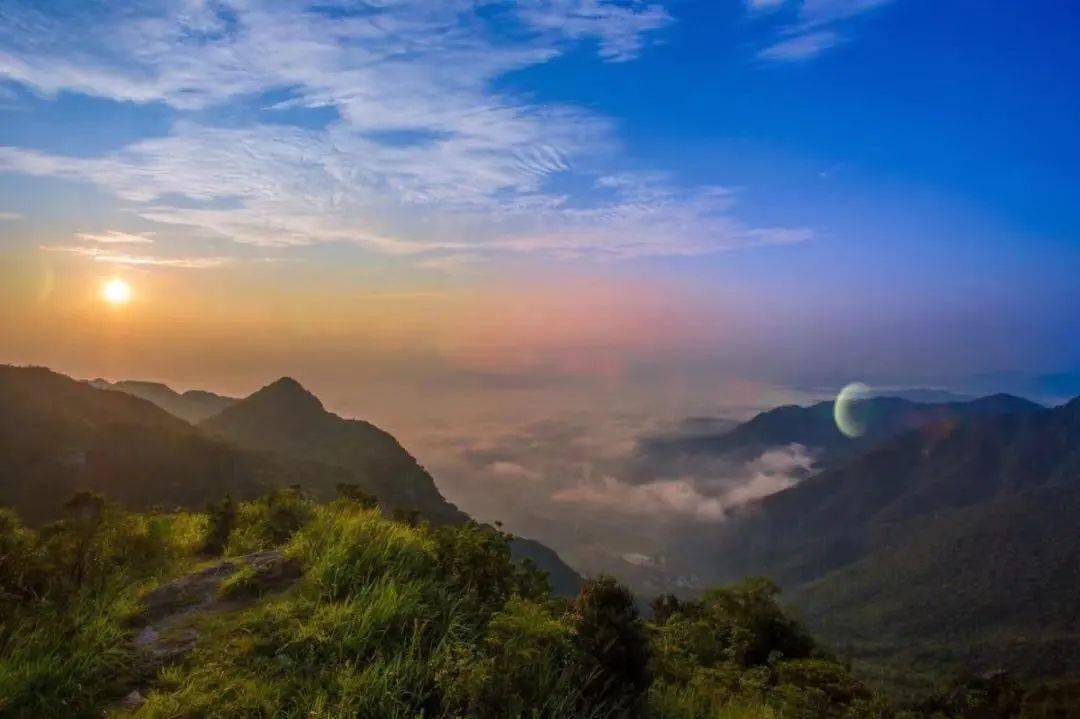 的山峰吞没整颗圆日 斜阳夕照,天际云妖娆 衬托了阴那山独特的美丽