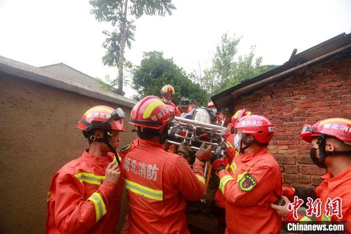 救援|湖北黄梅一村庄山体滑坡搜救出6名被困者 5人无生命体征