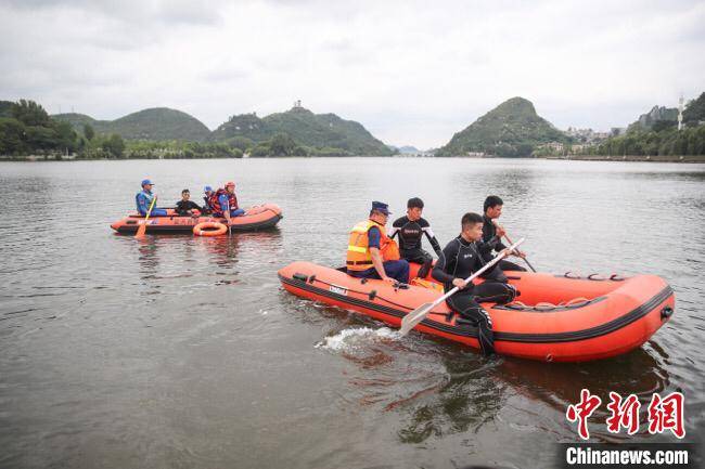 人员|贵州安顺公交车坠湖人员搜救工作连夜进行