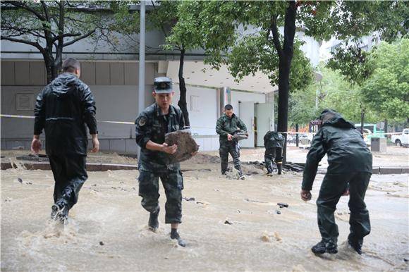 通讯员|黔江暴雨持续4小时，“乘风破浪”的武警小哥来了！
