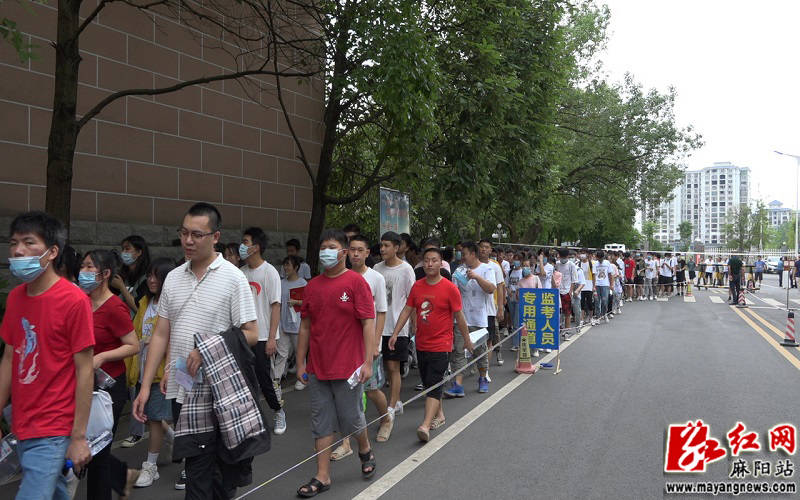 考场|高考首日 麻阳1547名考生奔赴考场，为梦想而战