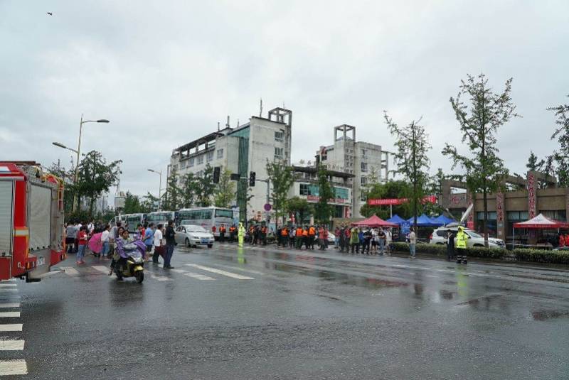 高考|不同寻常的歙县高考：被暴雨阻断的赶考路，和两场未完待续的补考