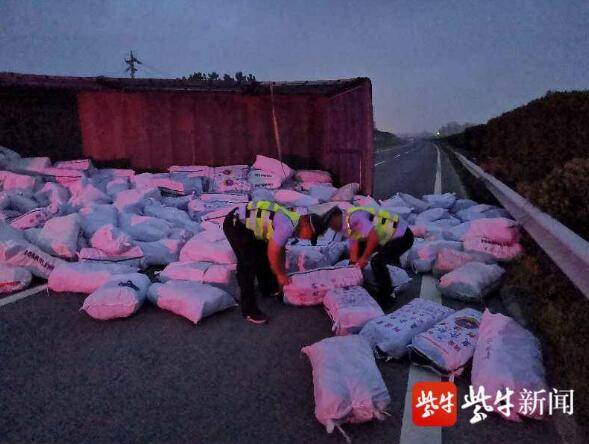 巡逻|凌晨送货打个盹 车翻货物撒一地