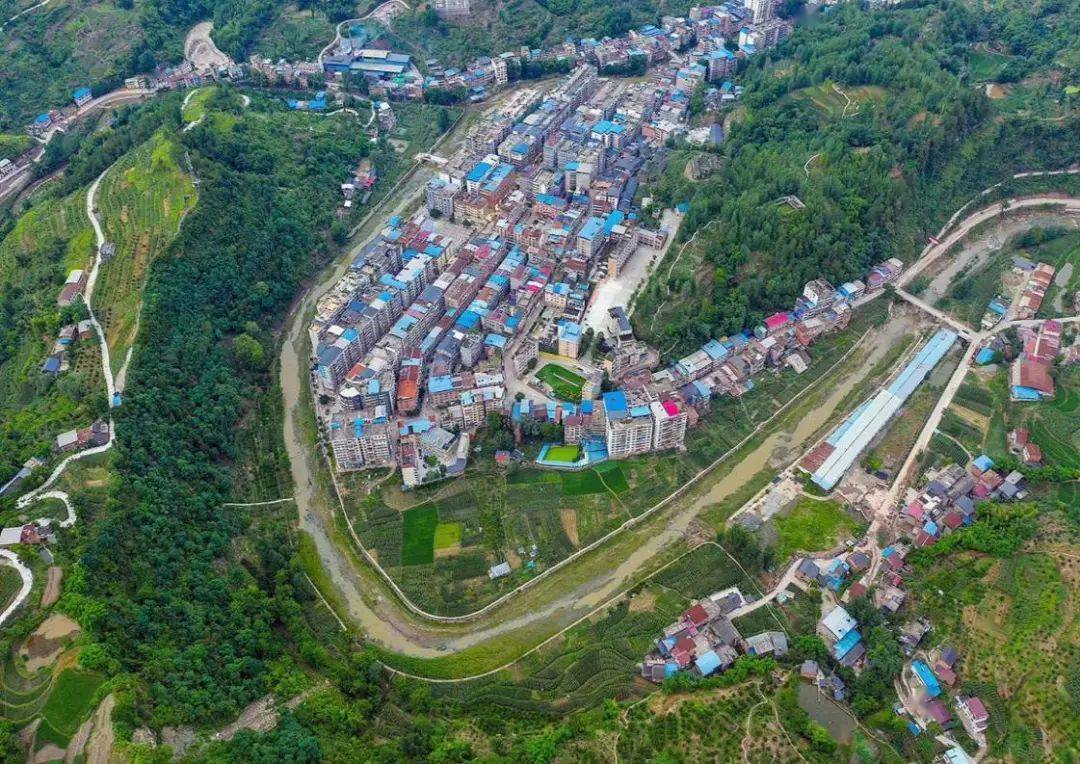 平安镇是云阳县西大门,地处万开云板块腹心地带.