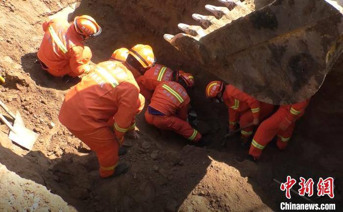 邯郸|河北邯郸一施工现场塌方 消防员徒手刨人成功施救