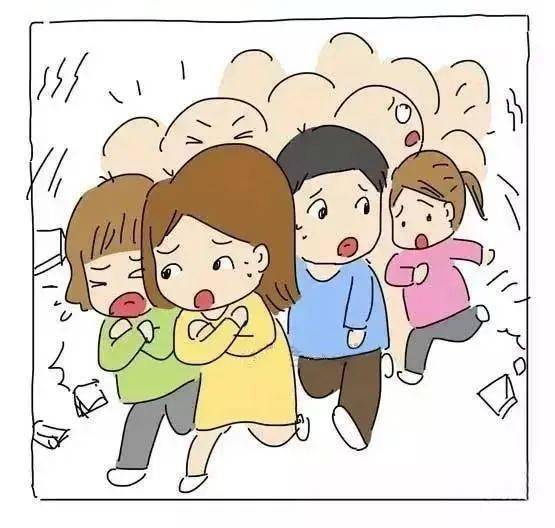 地震瞬间，他们1秒抱头避震！