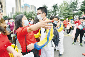 家长|高考迟来梦想不迟到