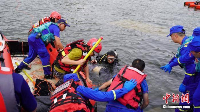 工作|贵州安顺一公交车坠湖 已致21人遇难15人受伤