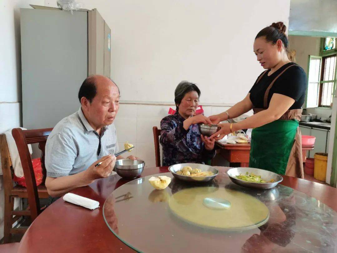 赵冬丽给婆婆盛饭