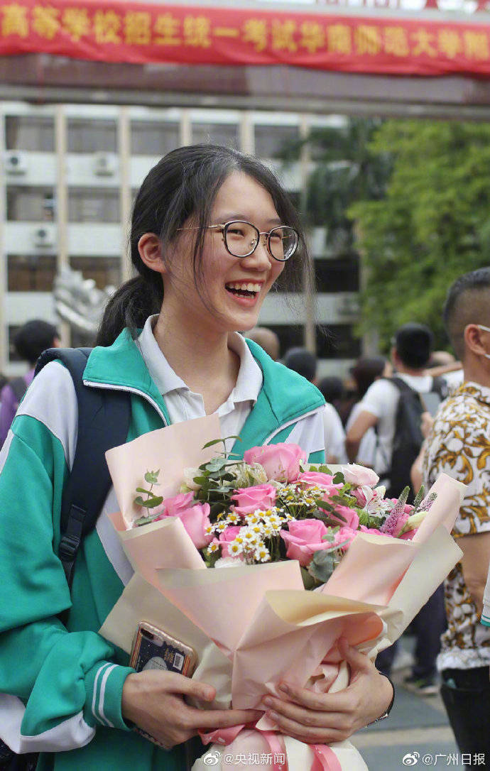 高考|我！们！考！完！了！高考结束考生冲出考场的瞬间