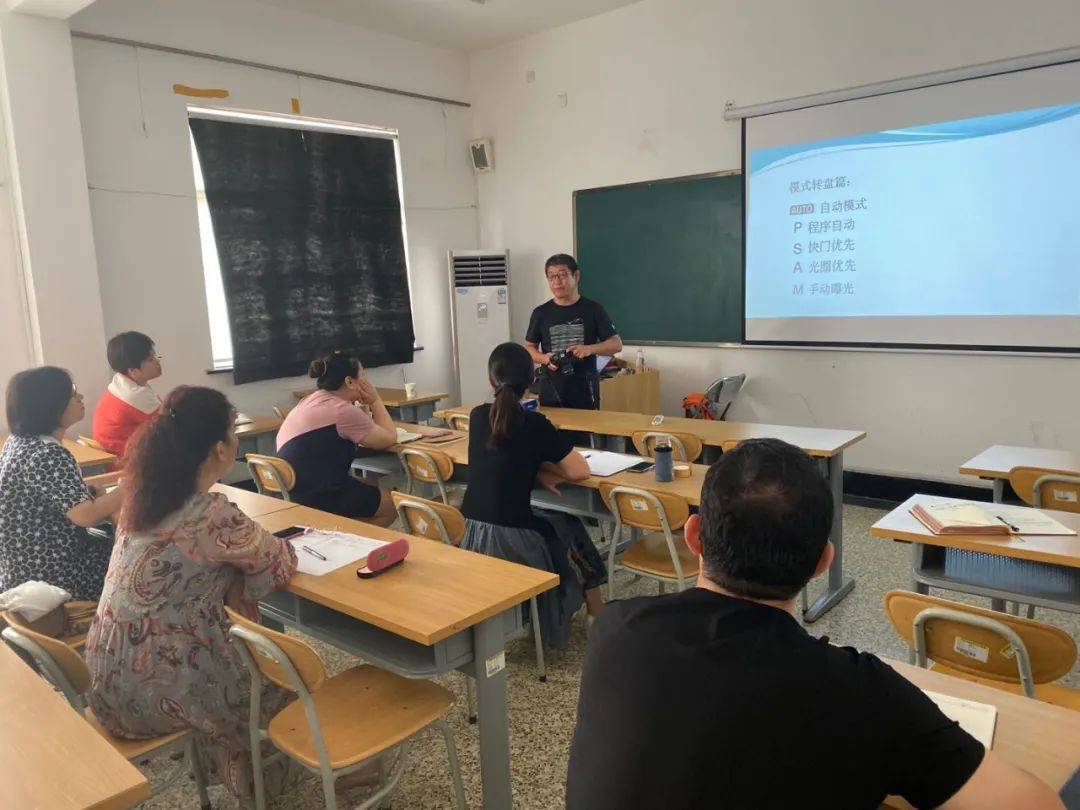 摄影|狙击精彩镜头 用“新”更要用“心”——槐荫区老年大学工作人员摄影知识培训