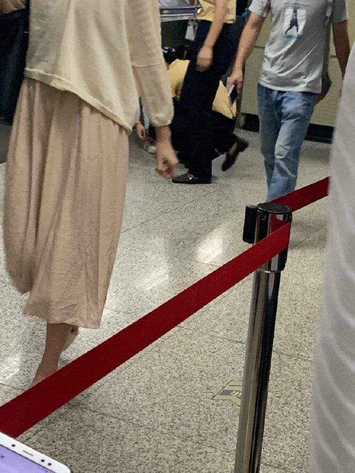 网友|妳蹲下系鞋带的那一刻，真的很美（感谢网友供图） ?