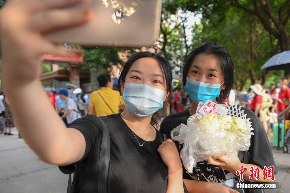 考试|2020年全国高考 考生结束考试走出考场