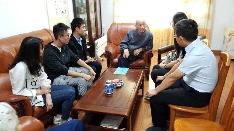 崔崑|95岁院士又拿出400万助学，累计捐上千万元，一件衬衣却穿30年