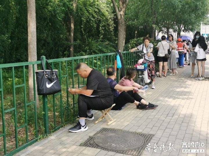 家长|泰安高考第三天：“陪考军团”明显减少 应考生更加轻车熟路