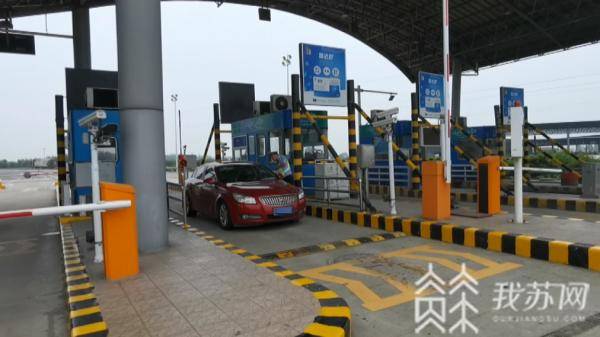 心虚！俩男子收费站前换座位 结果二人双双被罚