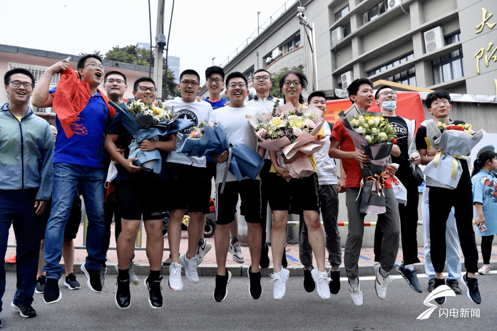 鲜花|影像力丨定格高考结束瞬间，鲜花、拥抱、还有妈妈的吻……