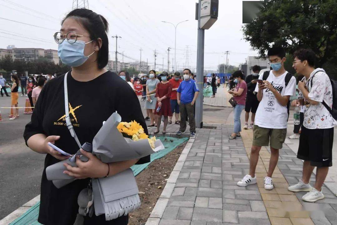 考生|“史上最长高考”结束 有鲜花有拥抱