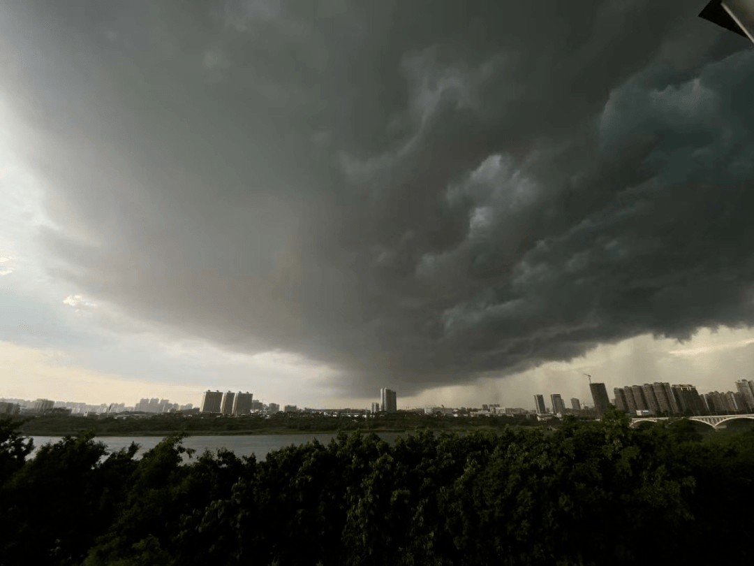 黑云压城雷声滚滚今晚的南宁暴雨如注你被淋了吗