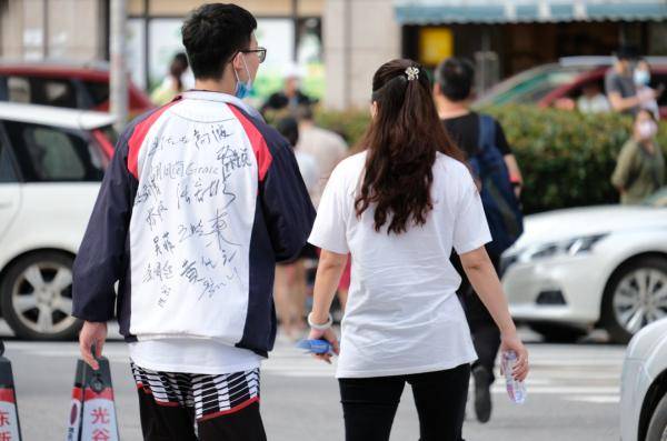 高考|?高考结束！开心到“劈叉”！