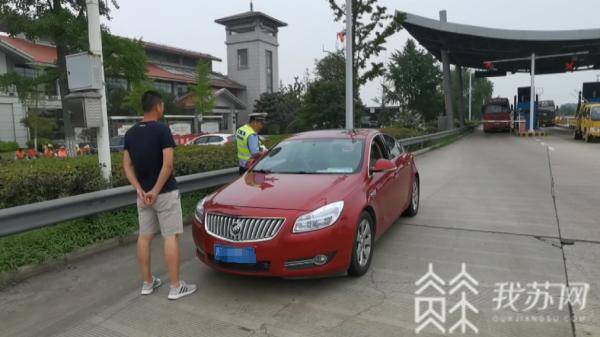 心虚！俩男子收费站前换座位 结果二人双双被罚