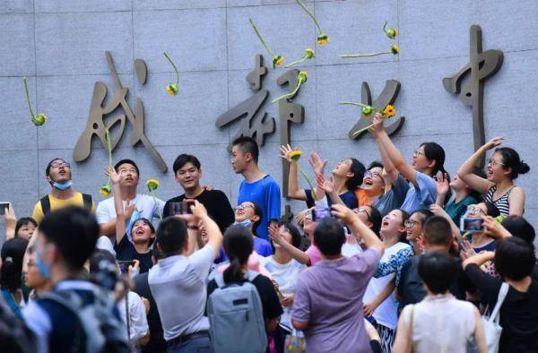 高考|?高考结束！开心到“劈叉”！