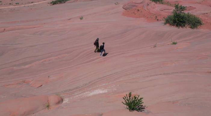 靖边|网友违规踩踏丹霞地貌，1人被拘留3人被批评教育